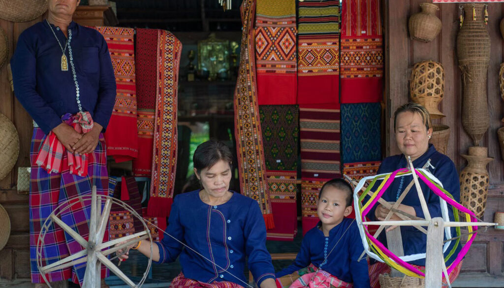 มัดไหมทานตะเวน สีสันแห่งศรัทธาชาวไทครั่งศรีสัชนาลัย