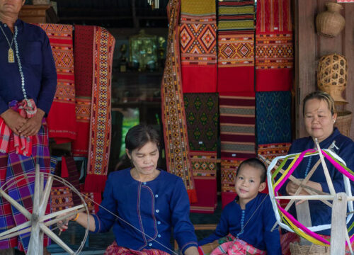 มัดไหมทานตะเวน สีสันแห่งศรัทธาชาวไทครั่งศรีสัชนาลัย